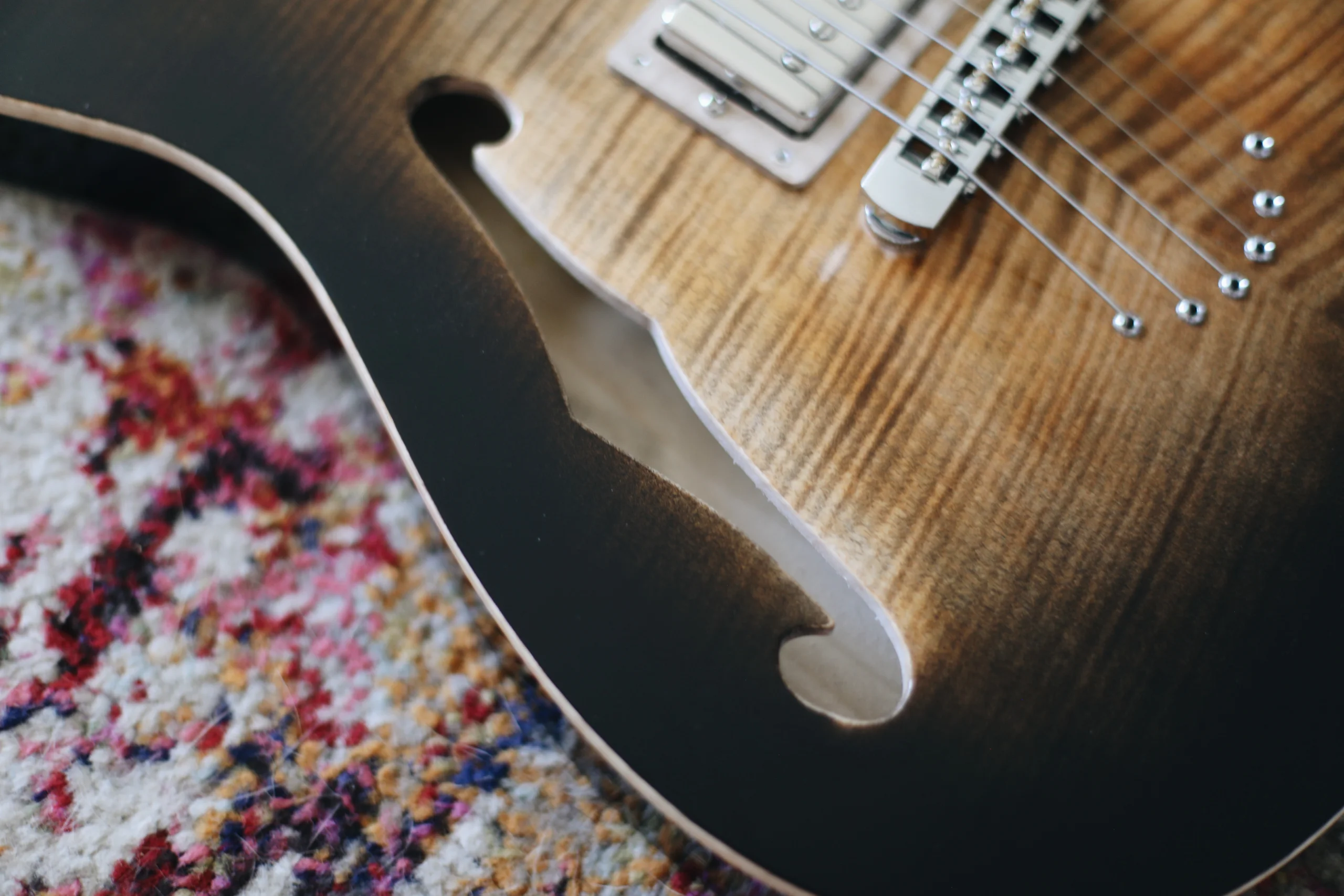 Clarus AS | Tobacco Burst — detail